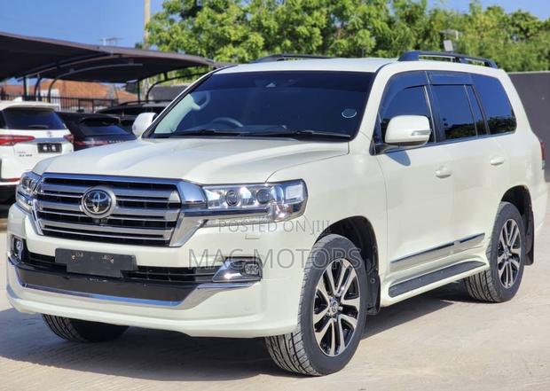 Toyota Land Cruiser 2017 White