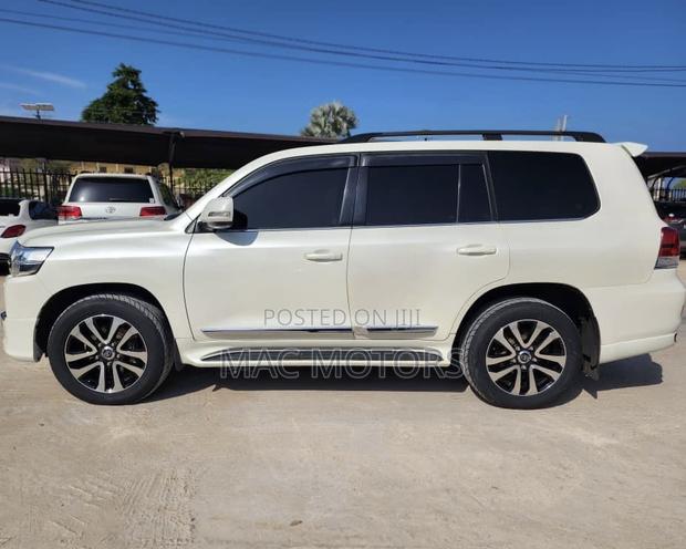 Toyota Land Cruiser 2017 White