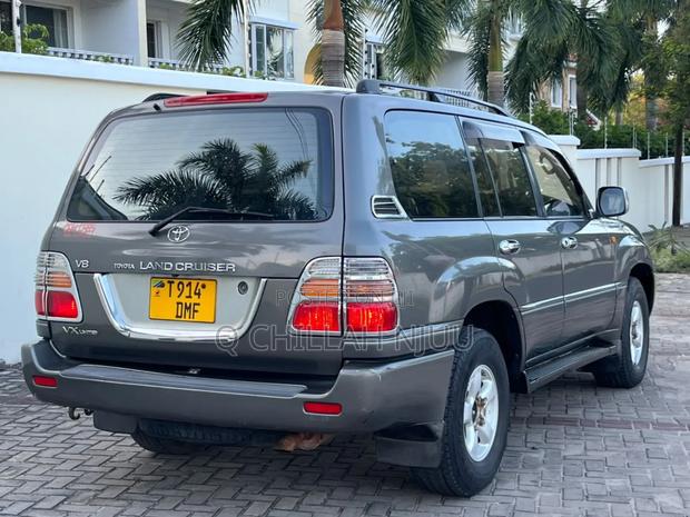 Toyota Land Cruiser 2001 Gray