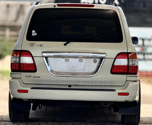 Toyota Land Cruiser 2000 White