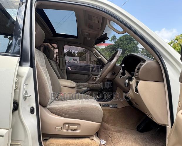 Toyota Land Cruiser 2000 White