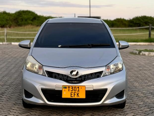 Toyota Vitz 1.0 FWD 3dr 2013 Silver