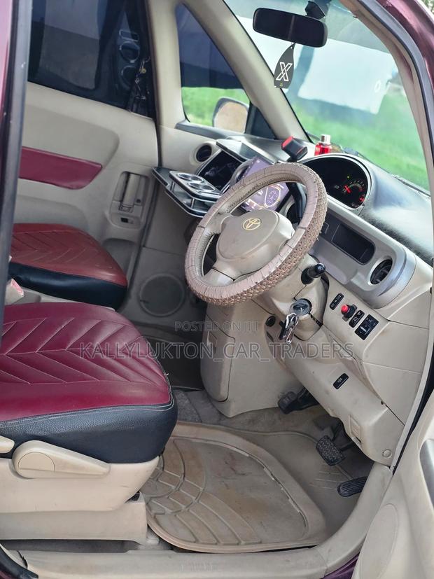 Toyota Porte 2005 Red