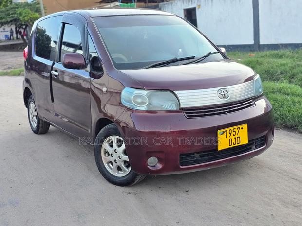 Toyota Porte 2005 Red