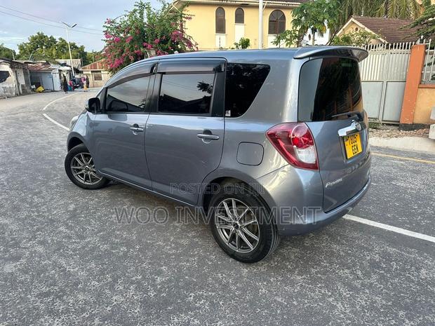 Toyota Ractis 2010 Gray
