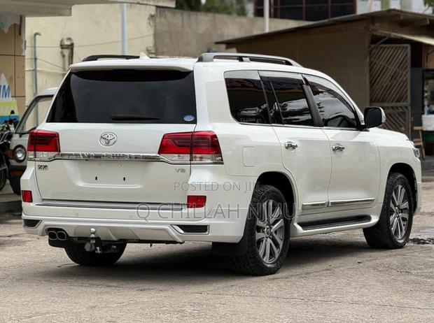 Toyota Land Cruiser 2018 White