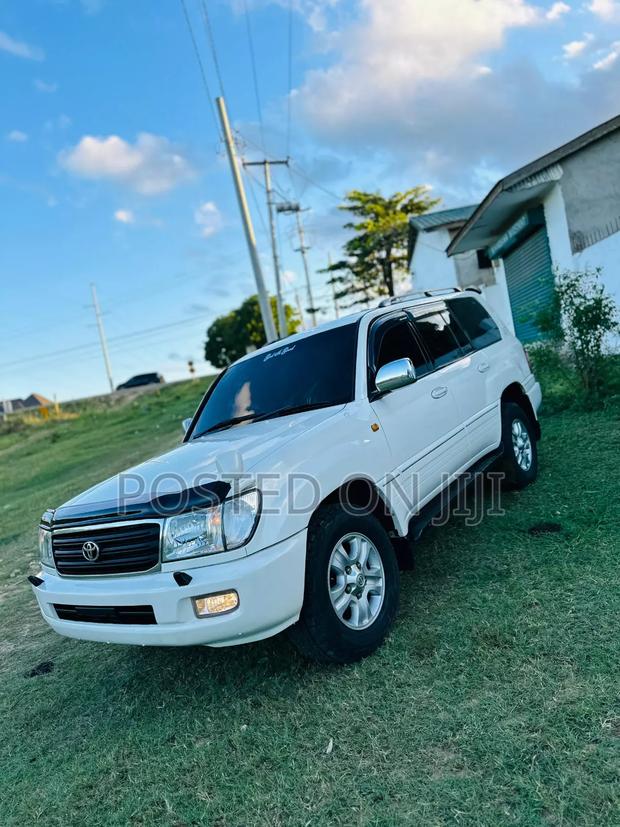 Toyota Land Cruiser 2010 White
