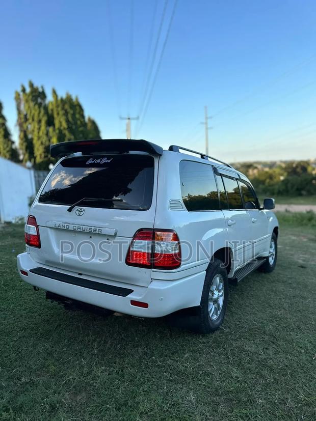 Toyota Land Cruiser 2010 White
