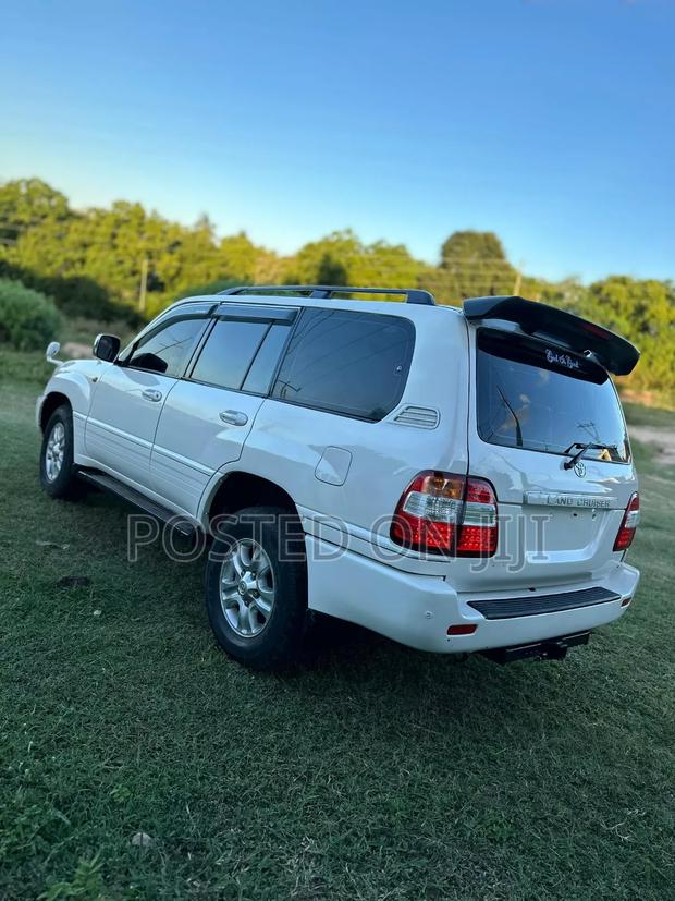 Toyota Land Cruiser 2010 White
