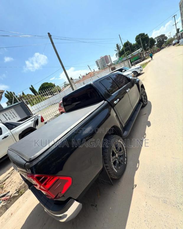 Toyota Hilux 2020 Black