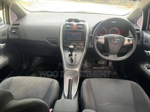 Toyota Auris 2011 Silver