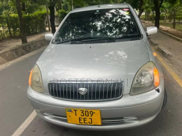 Toyota Vitz 2005 Silver