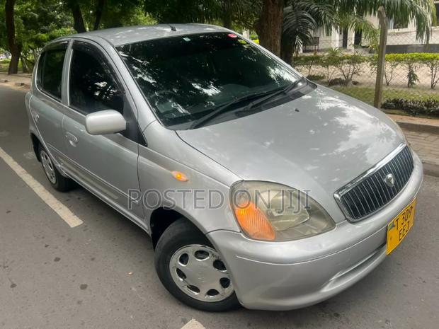 Toyota Vitz 2005 Silver