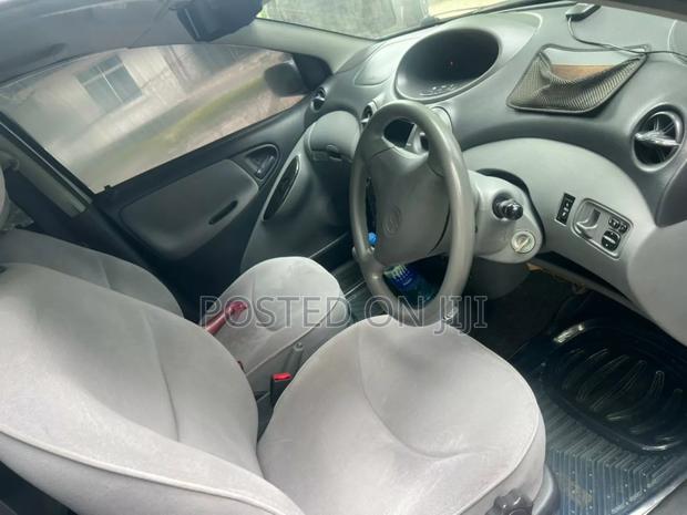 Toyota Vitz 2005 Silver