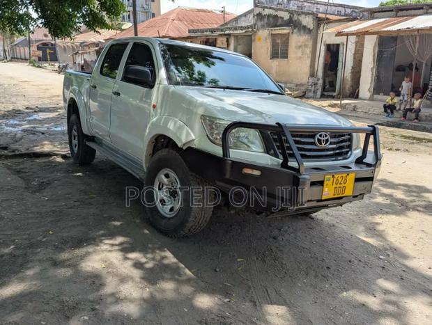 Toyota Hilux 1999 White