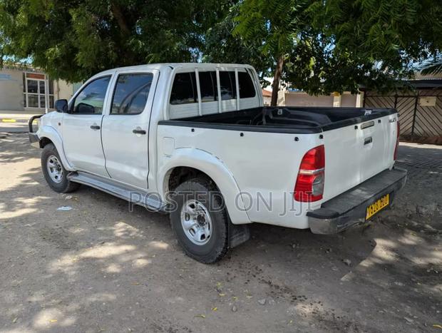 Toyota Hilux 1999 White