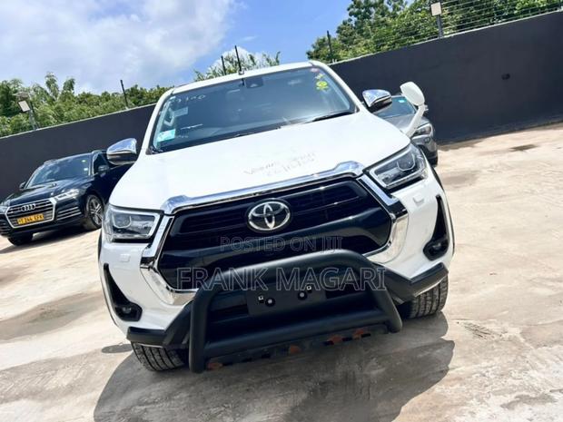 Toyota Hilux 2021 White