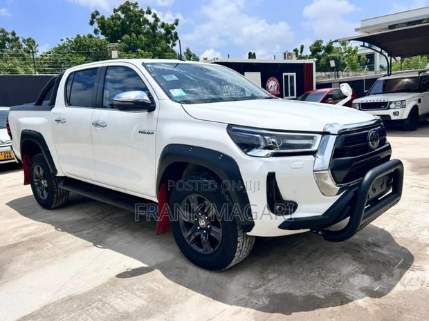 Toyota Hilux 2021 White