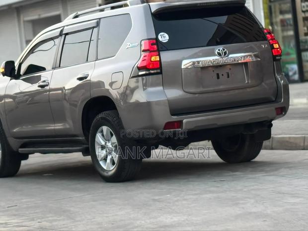 Toyota Land Cruiser Prado 2022 Gray