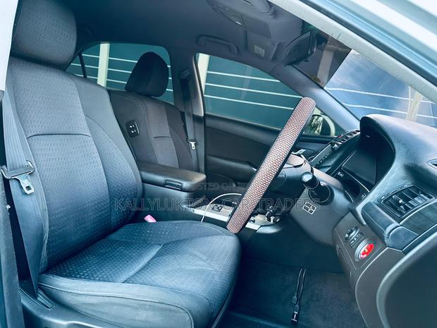 Toyota Crown 2010 Silver