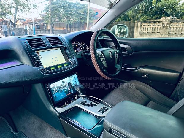Toyota Crown 2010 Silver