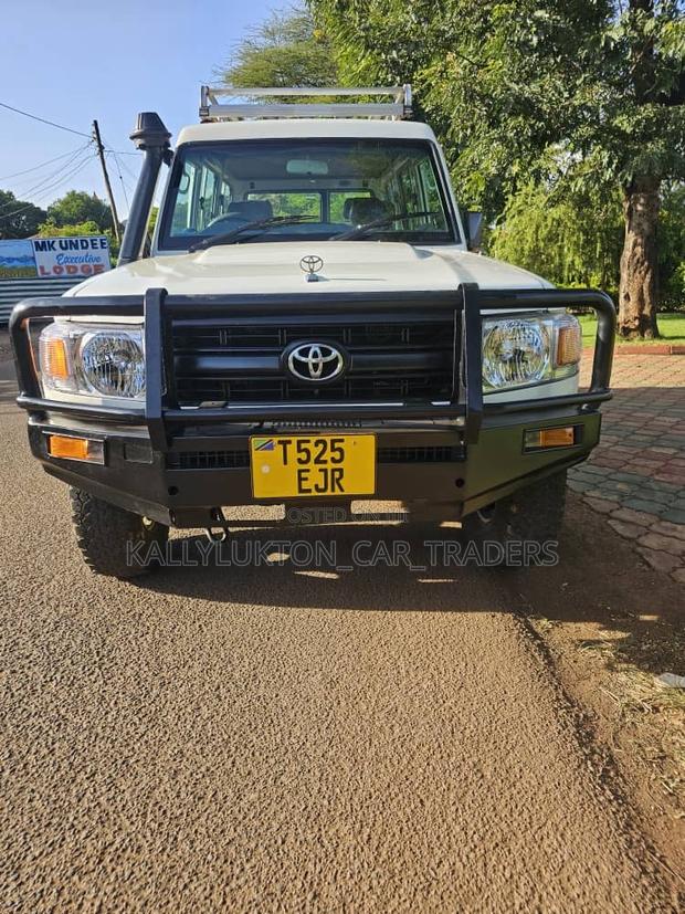 Toyota Land Cruiser 2015 White