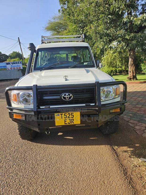 Toyota Land Cruiser 2015 White
