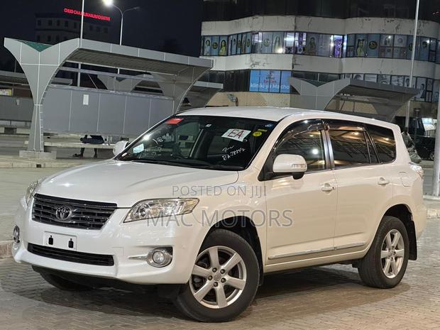 Toyota Vanguard 2011 White