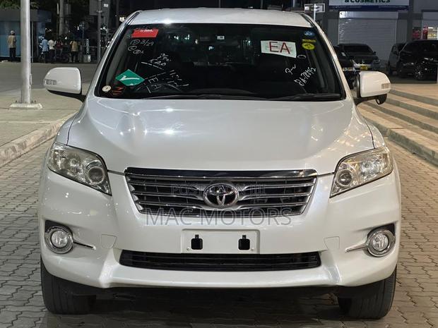 Toyota Vanguard 2011 White