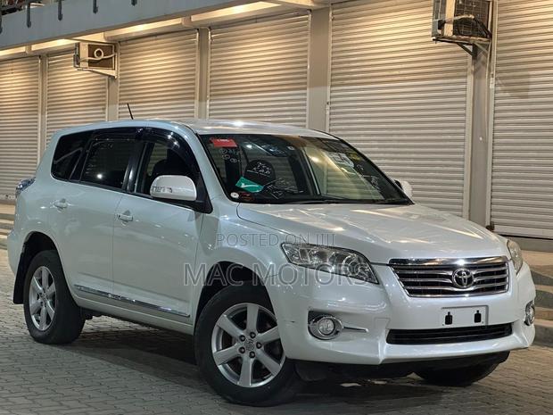 Toyota Vanguard 2011 White