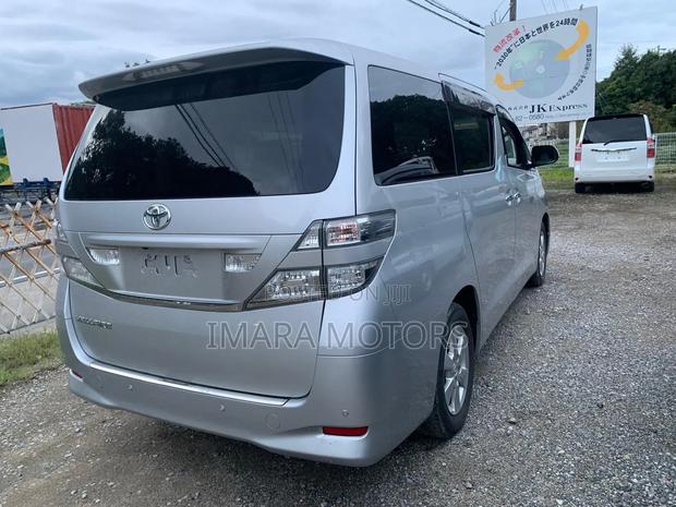 Toyota Vellfire 2010 Silver