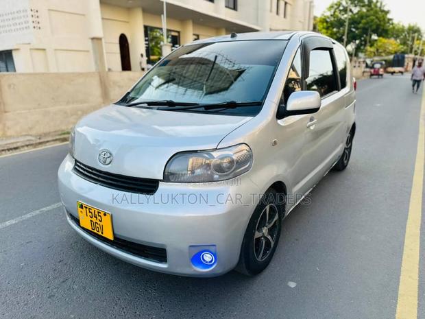 Toyota Porte 2005 Silver