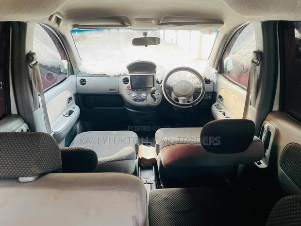 Toyota Sienta 2004 Silver