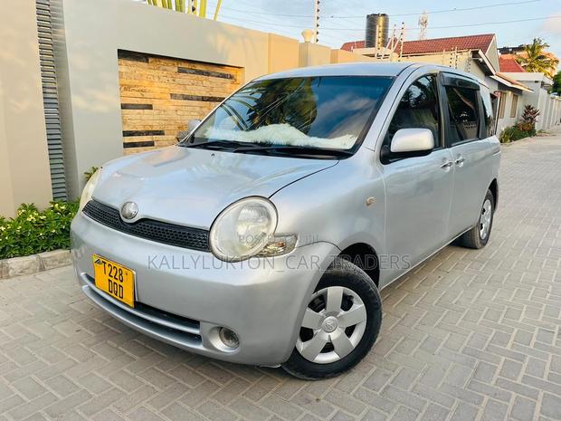 Toyota Sienta 2004 Silver