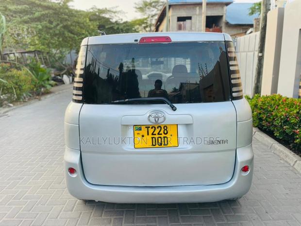 Toyota Sienta 2004 Silver