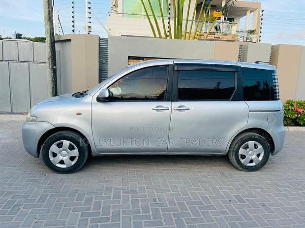 Toyota Sienta 2004 Silver