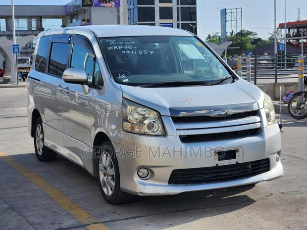 Toyota Noah 2008 Silver