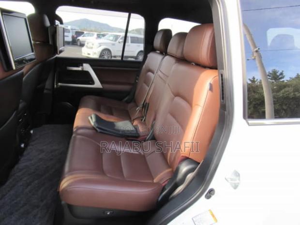 Toyota Land Cruiser 4.6 V8 ZX 2019 White