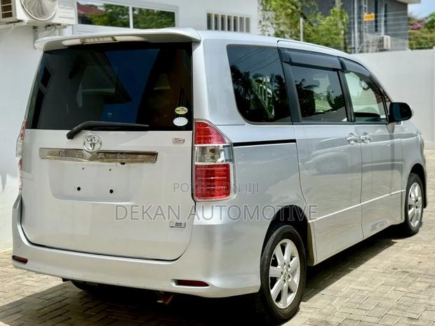 Toyota Noah 2.0 143hp FWD (8 Seater) 2008 Silver