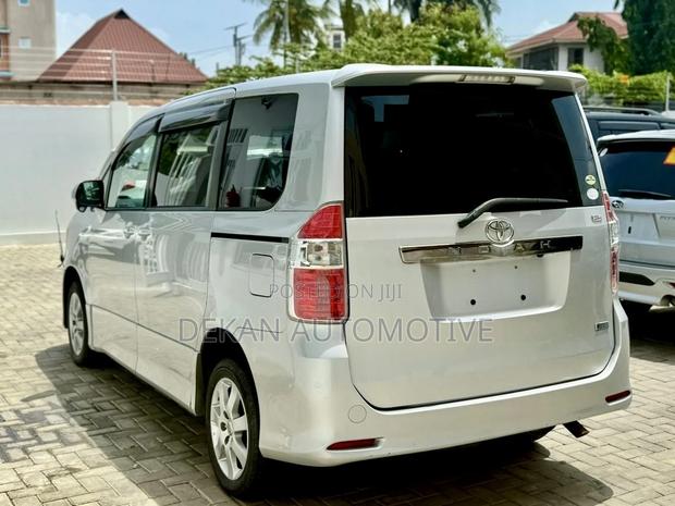 Toyota Noah 2.0 143hp FWD (8 Seater) 2008 Silver