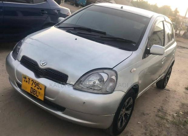 Toyota Vitz 2002 Silver
