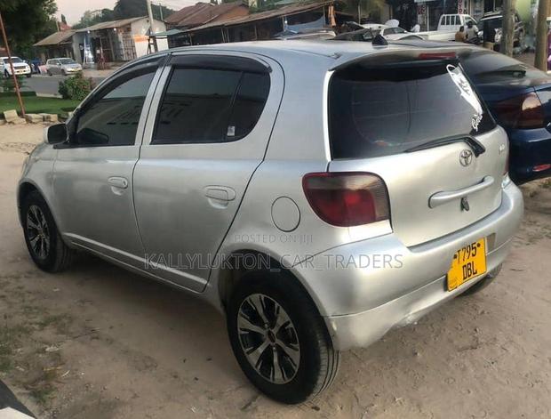 Toyota Vitz 2002 Silver