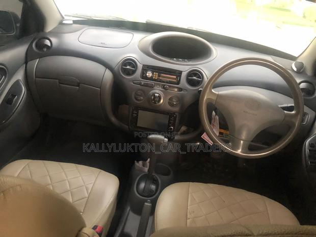 Toyota Vitz 2002 Silver