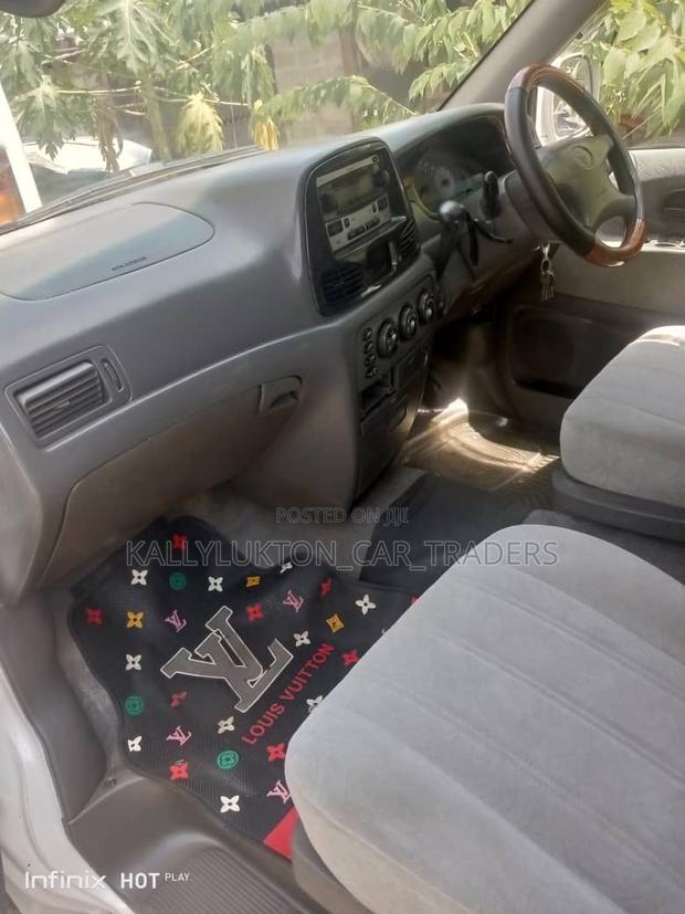 Toyota Noah 2005 White