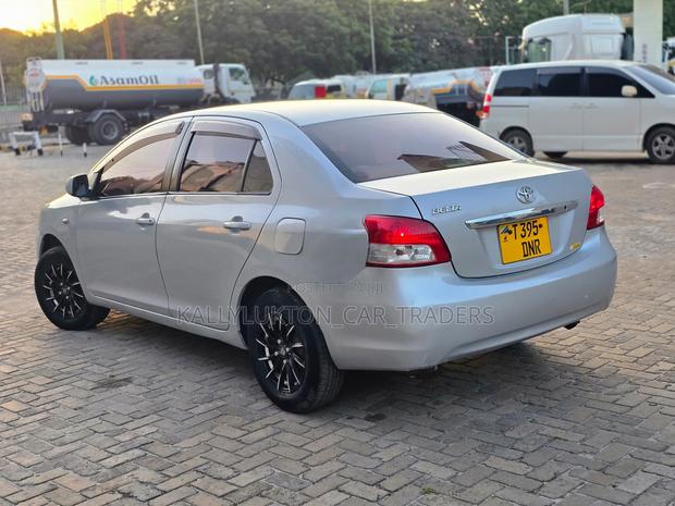 Toyota Belta 2005 Silver