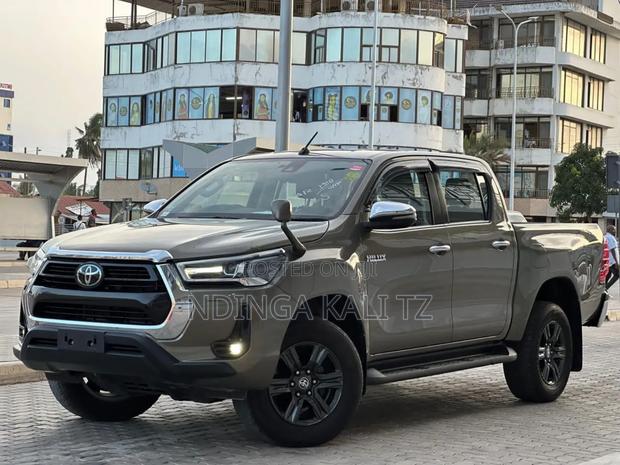 Toyota Hilux 2022 Gray