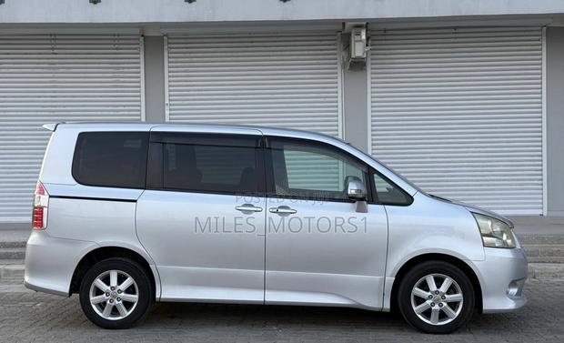Toyota Noah 2008 Silver