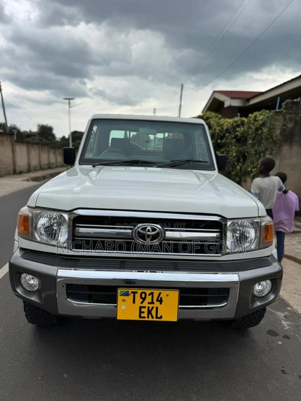 Toyota Land Cruiser 2013 White