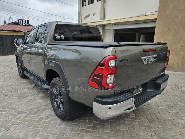 Toyota Hilux 2021 Gold
