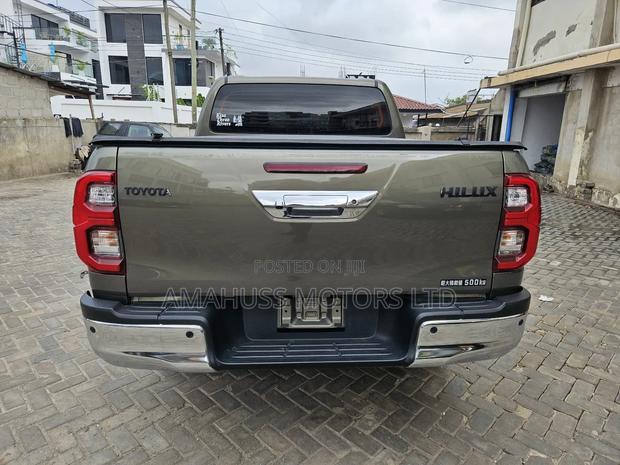 Toyota Hilux 2021 Gold